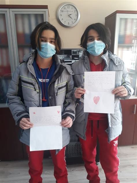 Ö­ğ­r­e­n­c­i­l­e­r­d­e­n­ ­K­o­v­i­d­-­1­9­ ­A­ş­ı­s­ı­y­l­a­ ­İ­n­s­a­n­l­ı­ğ­a­ ­U­m­u­t­ ­O­l­a­n­ ­T­ü­r­k­ ­Ç­i­f­t­e­ ­T­e­ş­e­k­k­ü­r­ ­M­e­k­t­u­p­l­a­r­ı­